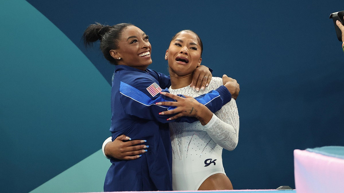 Simone Biles e Jordan Chiles se abraçam