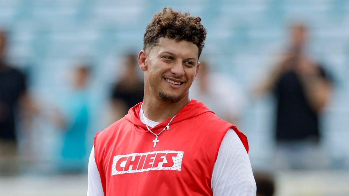 Patrick Mahomes observa