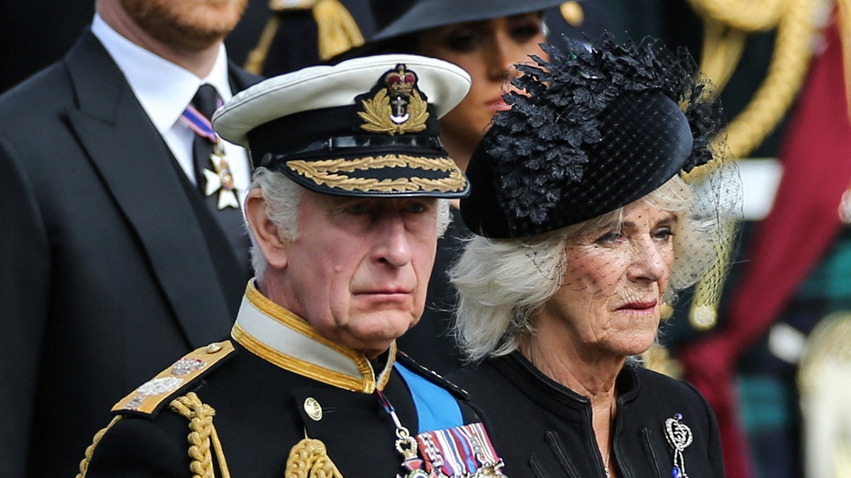 El rey Charles y Camilla en el funeral de la reina