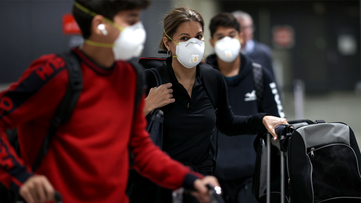 Orang-orang memakai masker