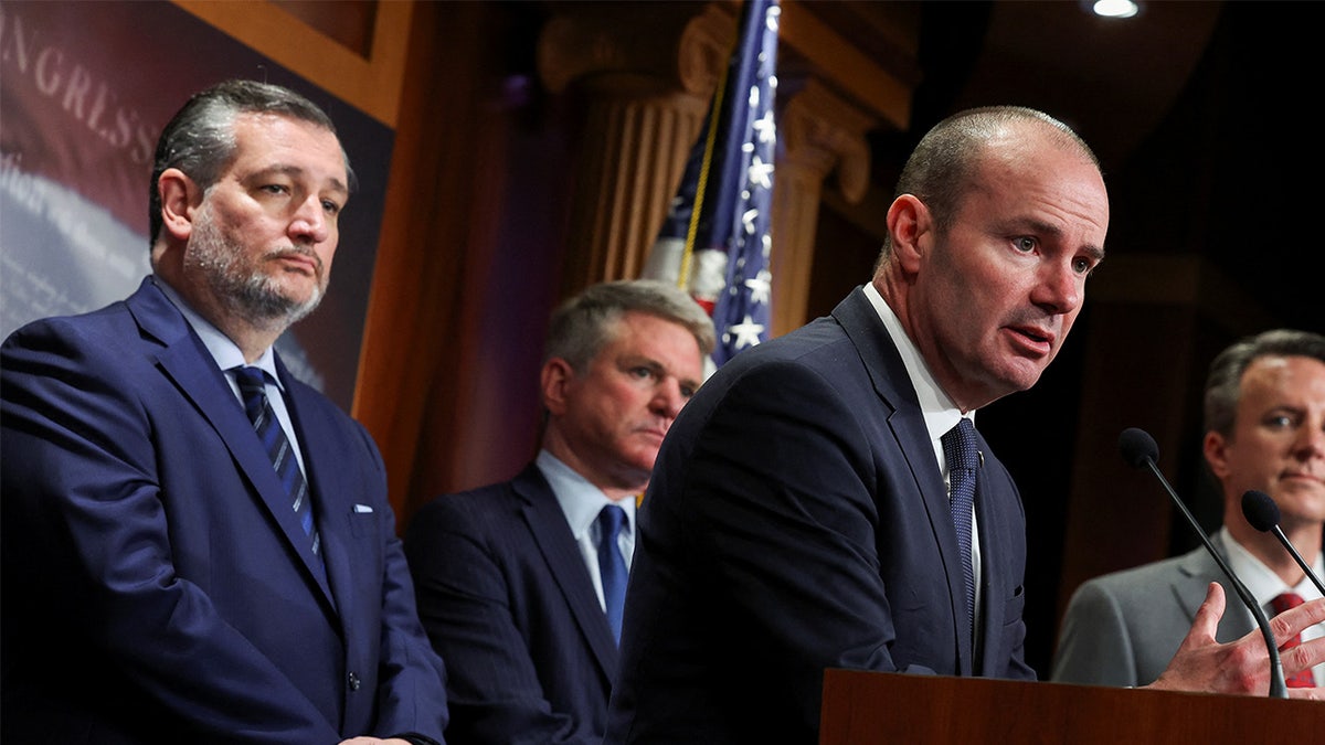 Ted Cruz dan Mike Lee saat konferensi pers