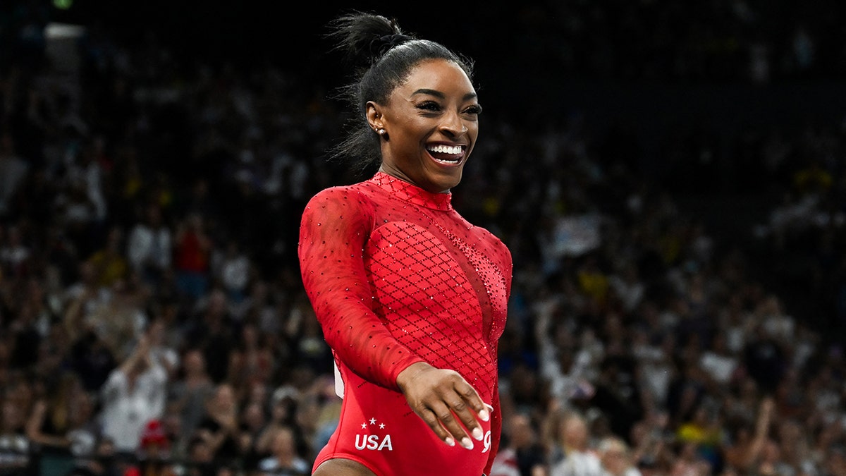 Simone Biles sorri