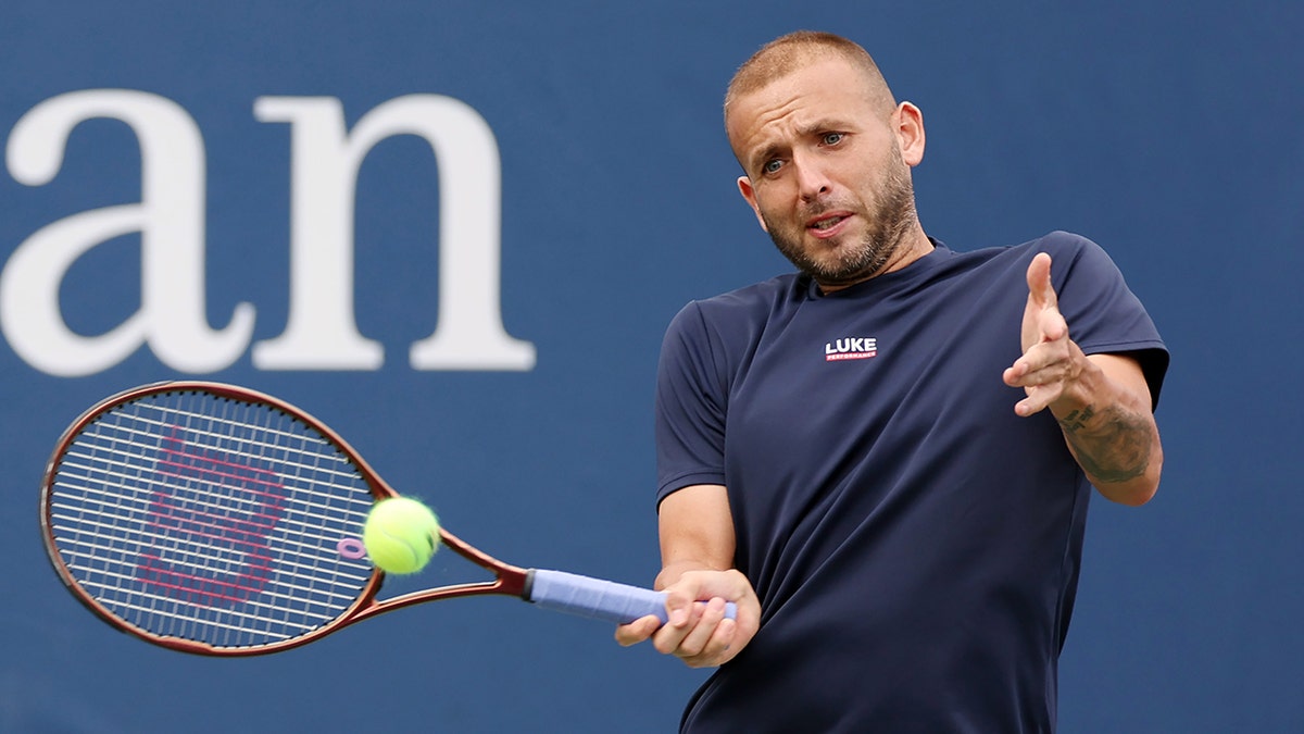 Dan Evans mengembalikan bola