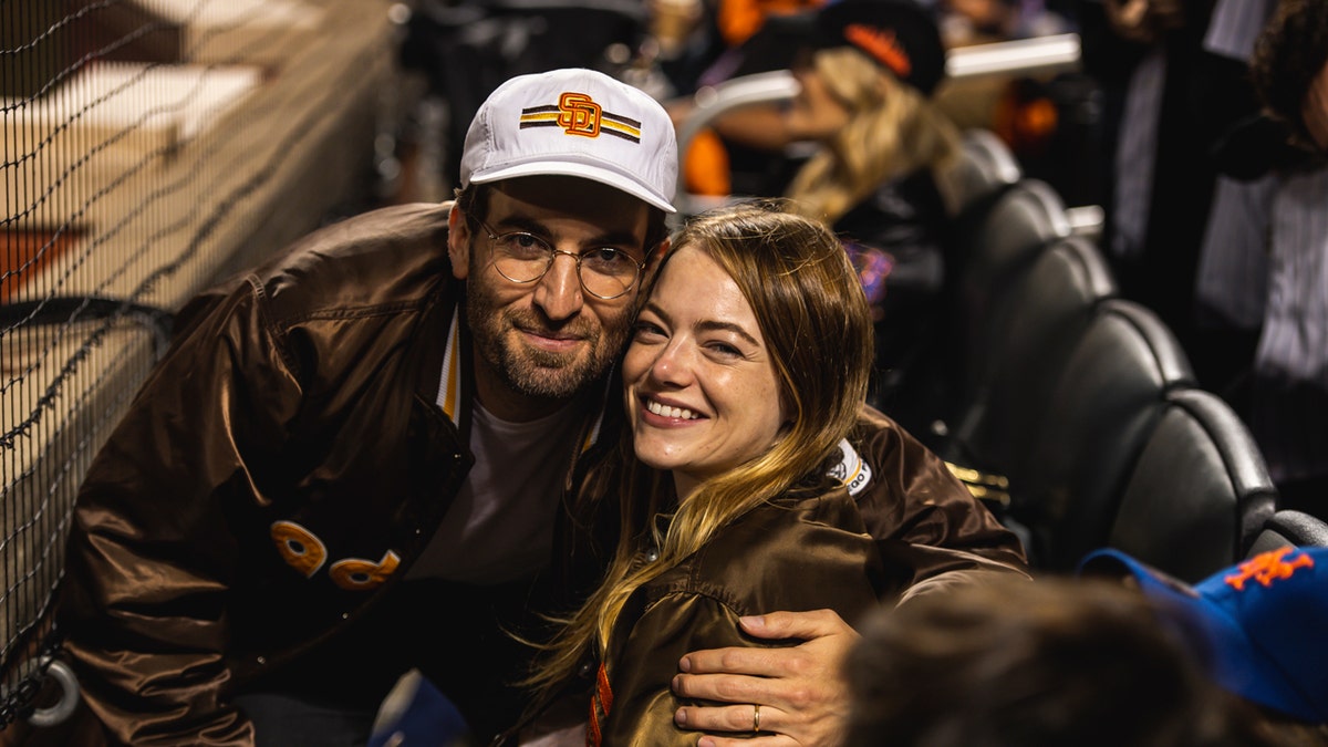 Dave McCary y Emma Stone en un partido de béisbol