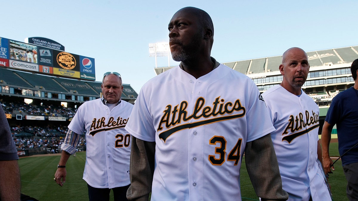 Dave Stewart en el campo de Oakland