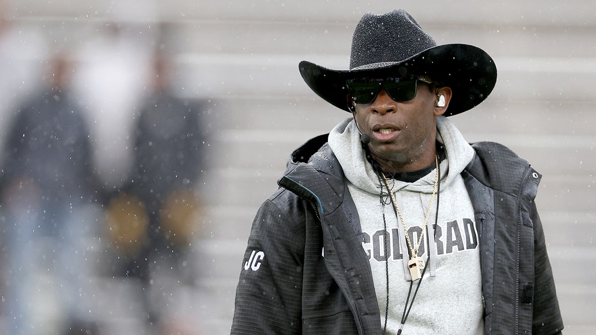 Deion Sanders fora de campo