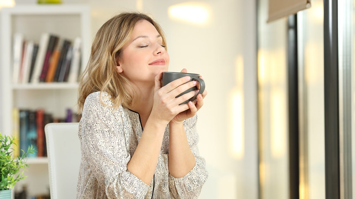 Mujer disfrutando del café