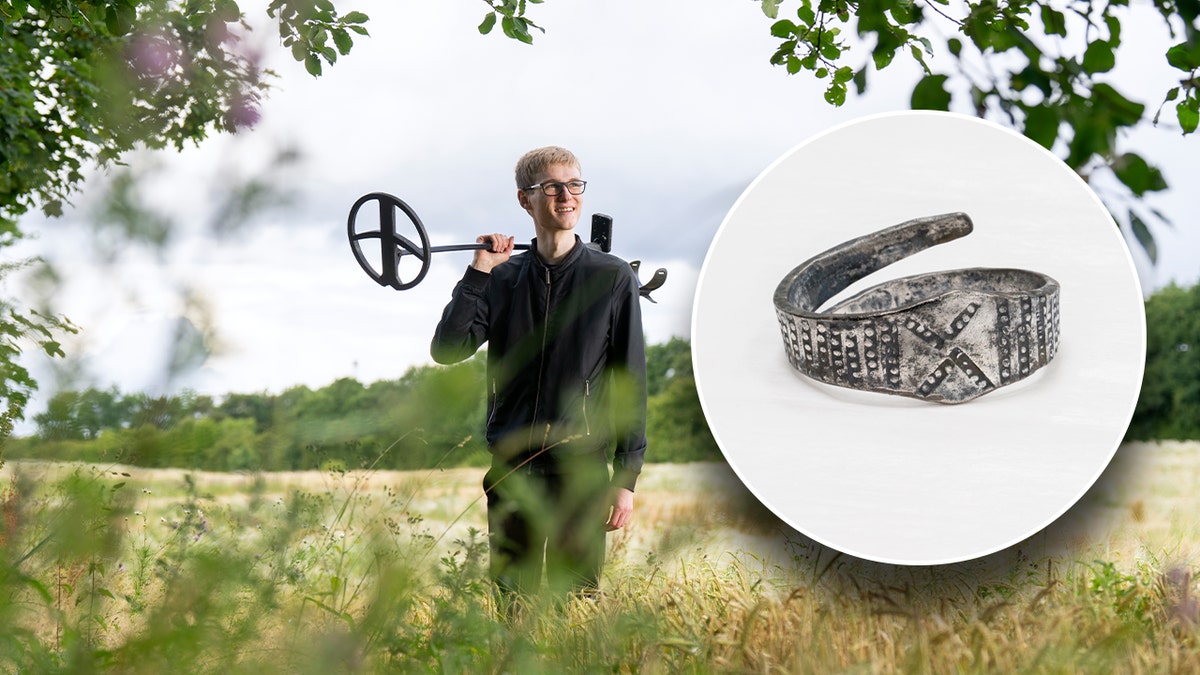 Un estudiante de arqueología con un detector de metales y una foto de una joyería de plata que encontró