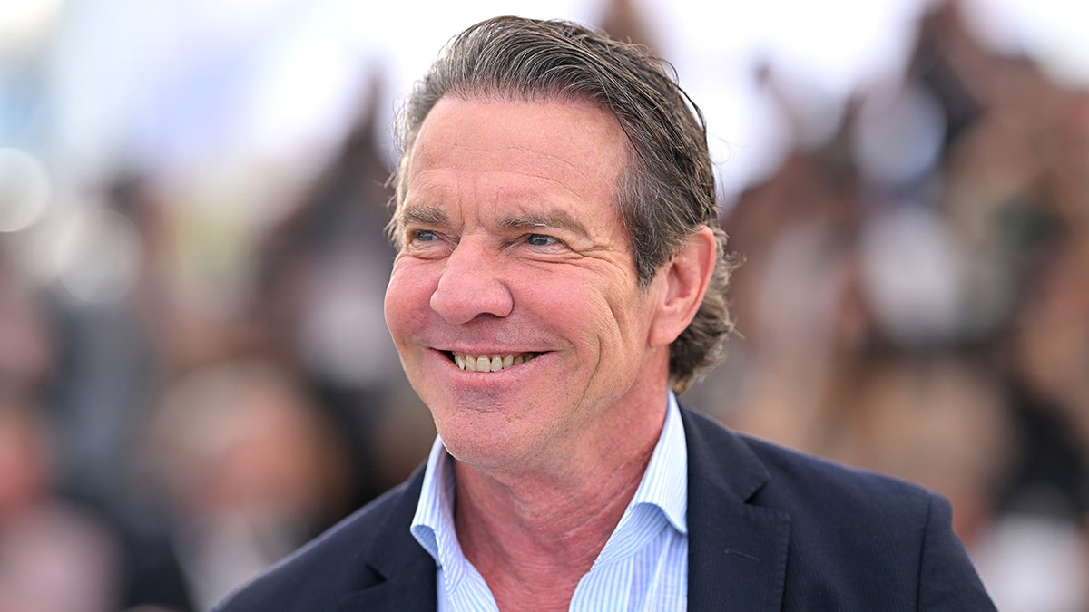 Dennis Quaid smiles on red carpet