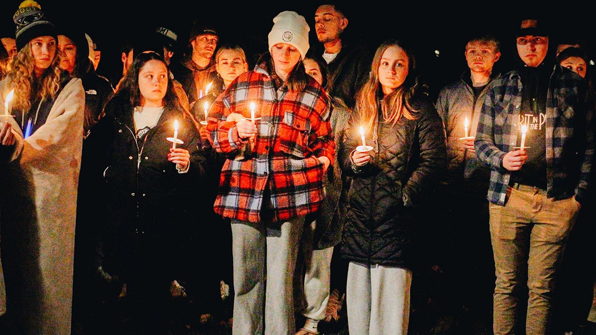 Estudiantes reunidos para encender velas.