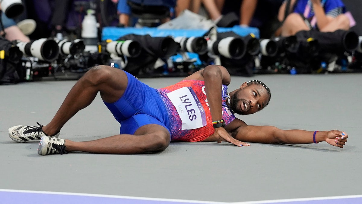 Noah Lyles collapses