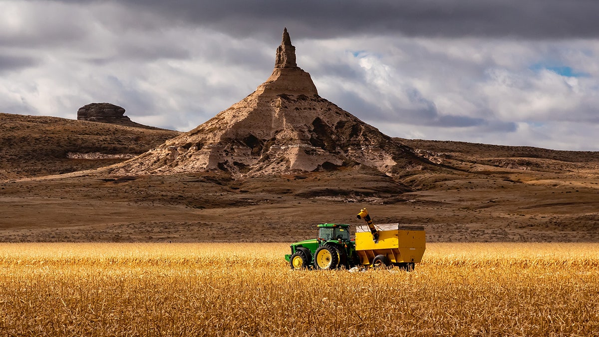 Trator em milharal em Scotts Bluff, Nebraska