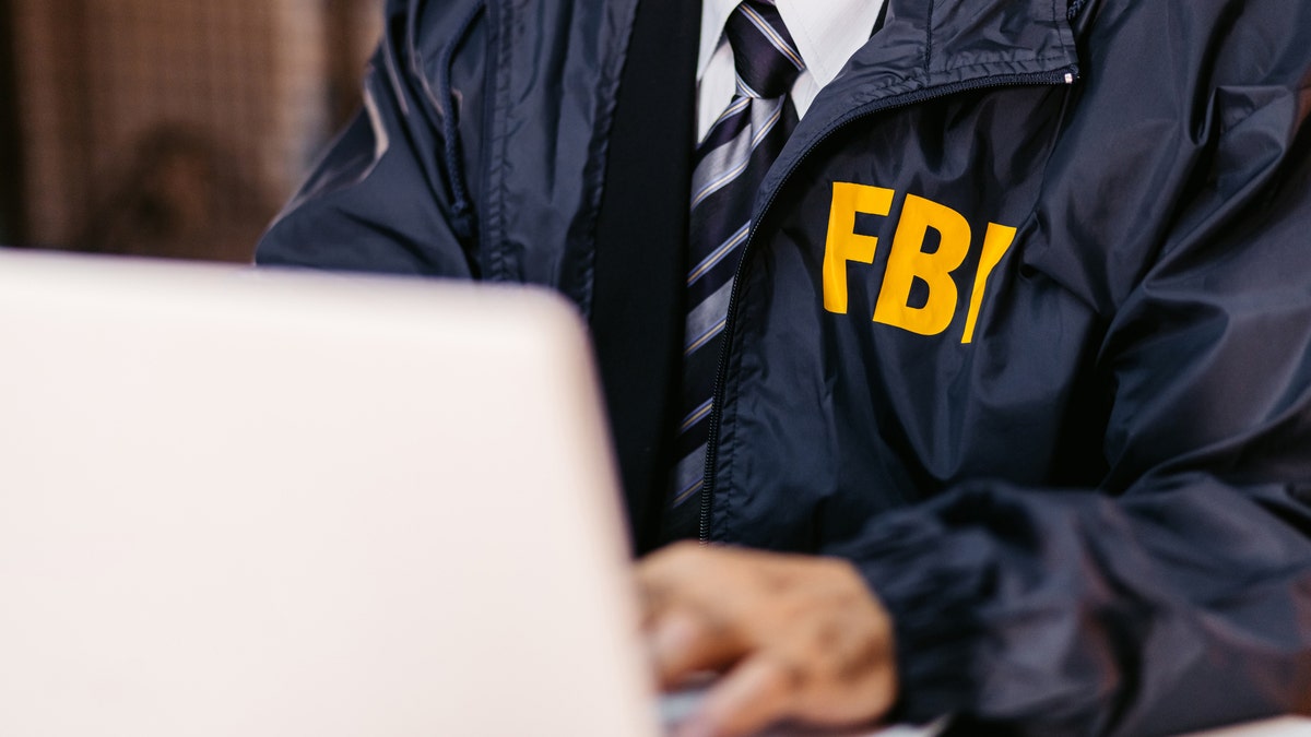 Detetive do FBI no computador