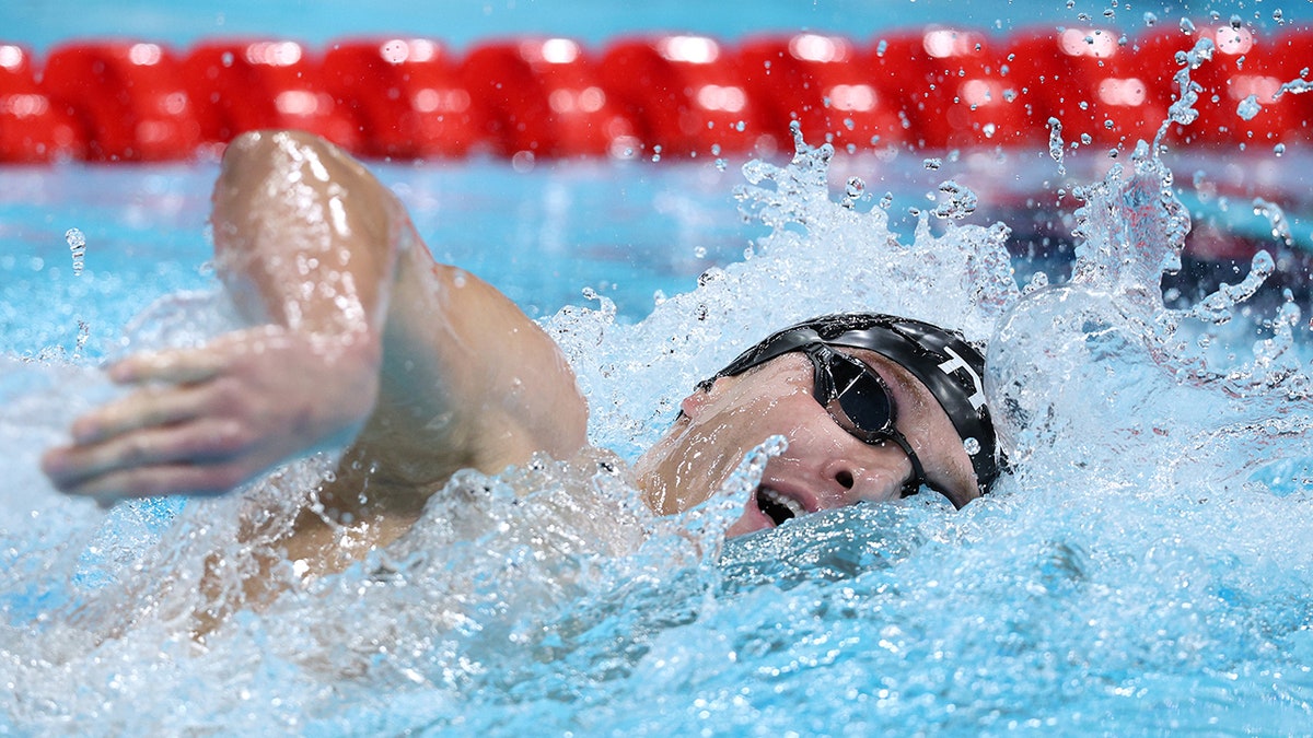 Bobby Finke swimming