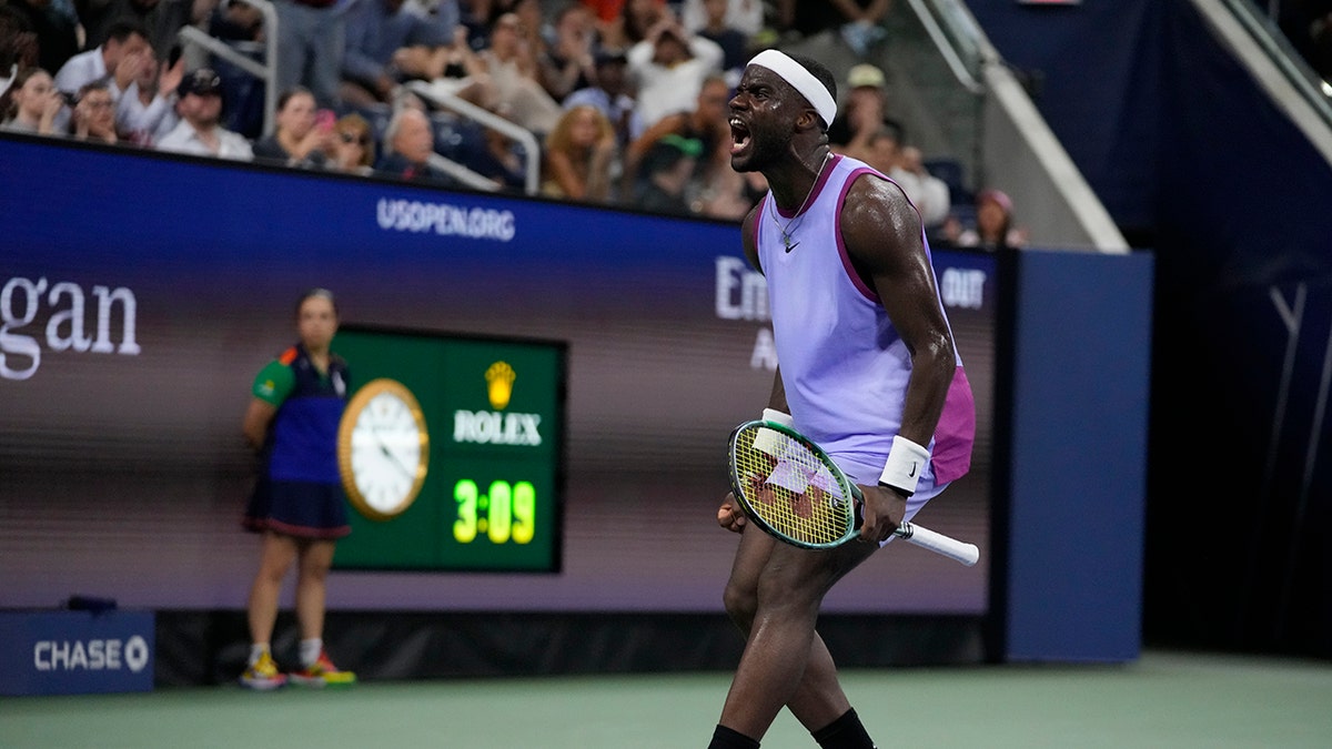 Frances Tiafoe reacciona