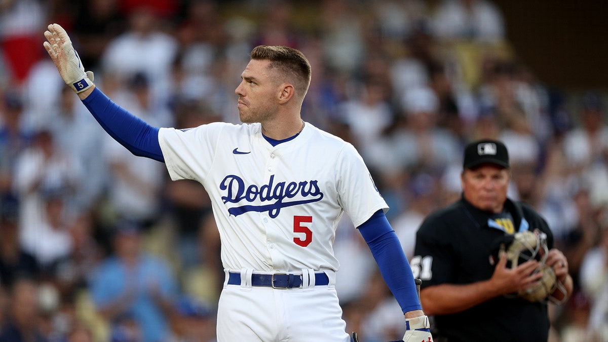 Freddie Freeman waves to crowd