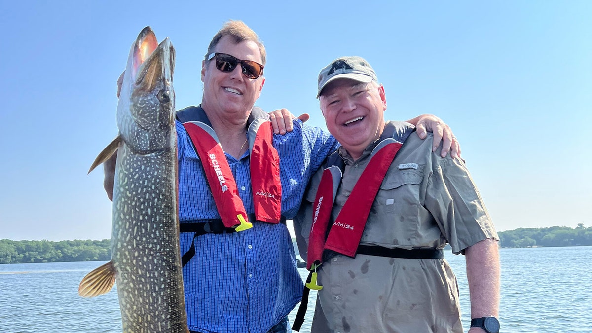 Senator Negara Bagian Minnesota Nick Frentz dan Gubernur Minnesota Tim Walz sedang memancing