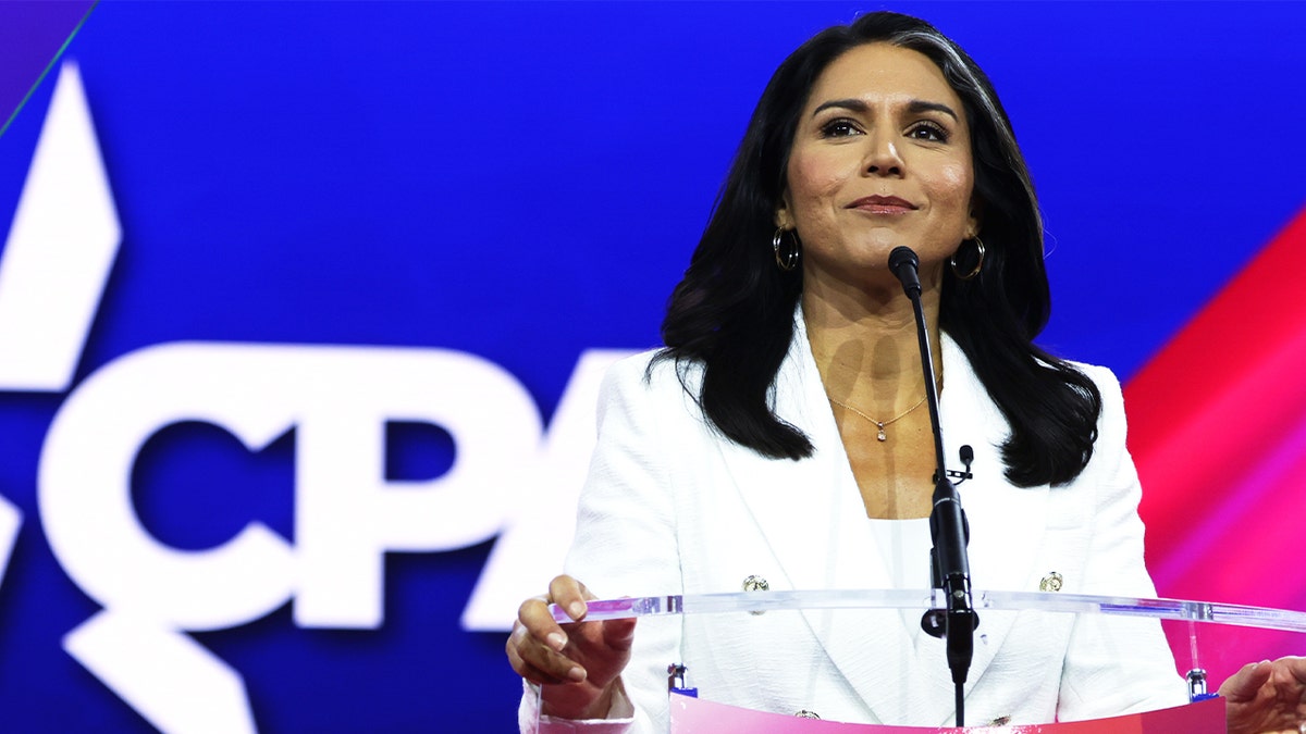 Pembawa acara Tulsi Gabbard Show dan mantan Anggota DPR Tulsi Gabbard (D-HI) berpidato selama Konferensi Aksi Politik Konservatif (CPAC) tahunan di Gaylord National Resort & Convention Center pada tanggal 4 Maret 2023 di National Harbor, Maryland. 