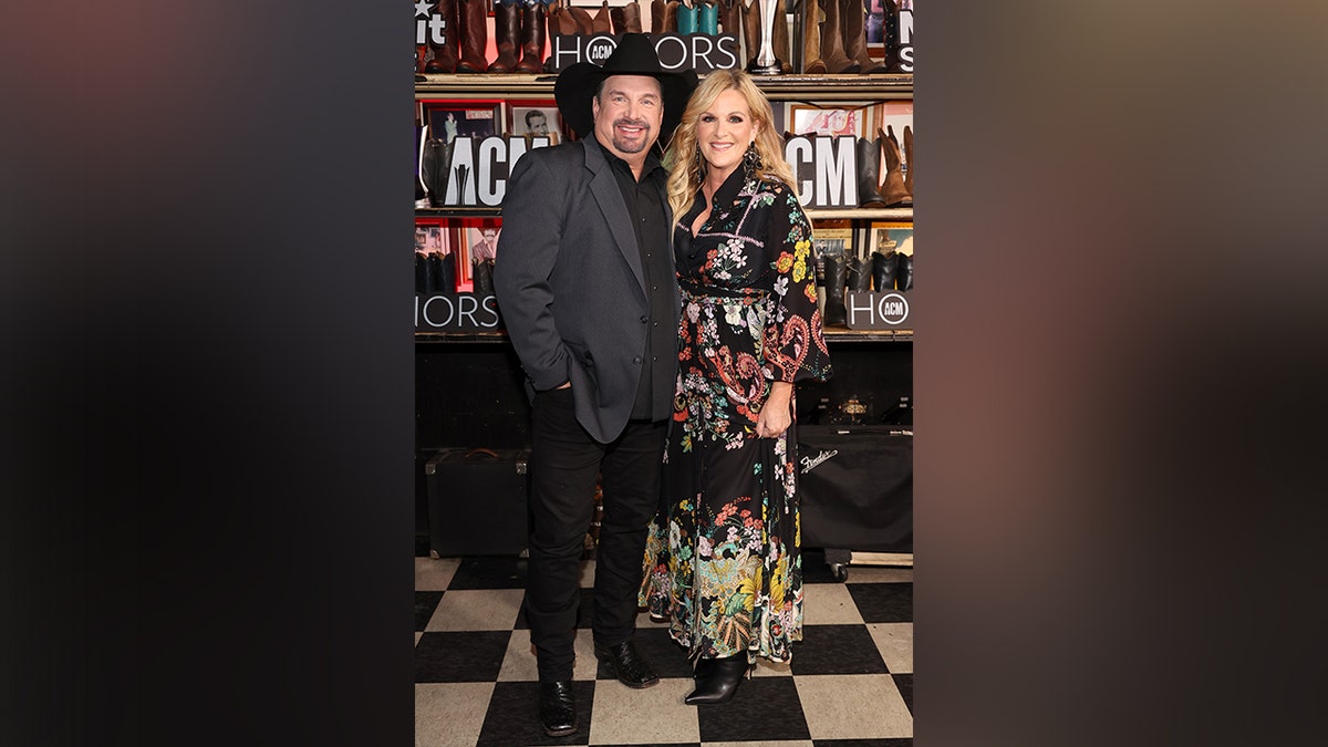 Brooks and Yearwood were all smiles as they posed side by side at the ACM Honors.