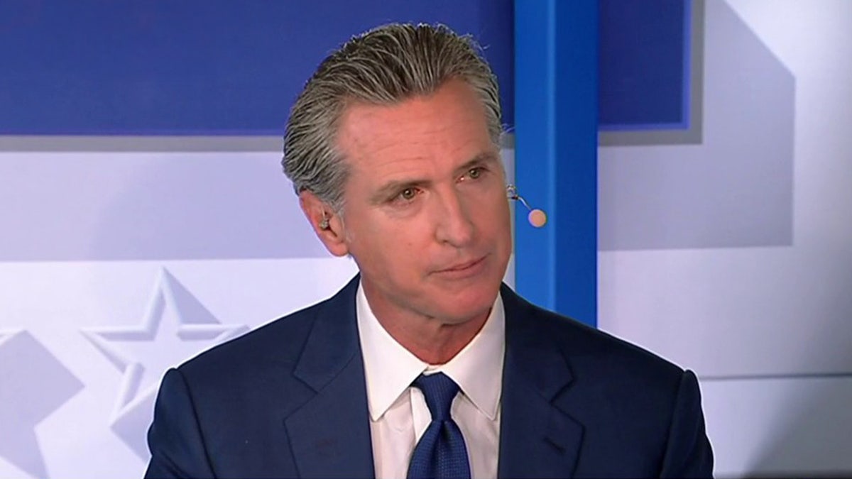 Foto em close de Gavin Newsom em aparição na Fox News