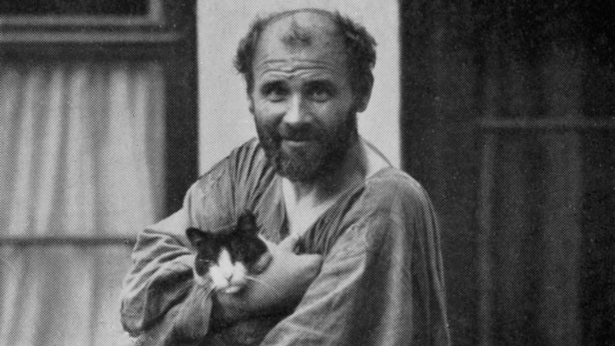 El artista Gustav Klimt sostiene un gato