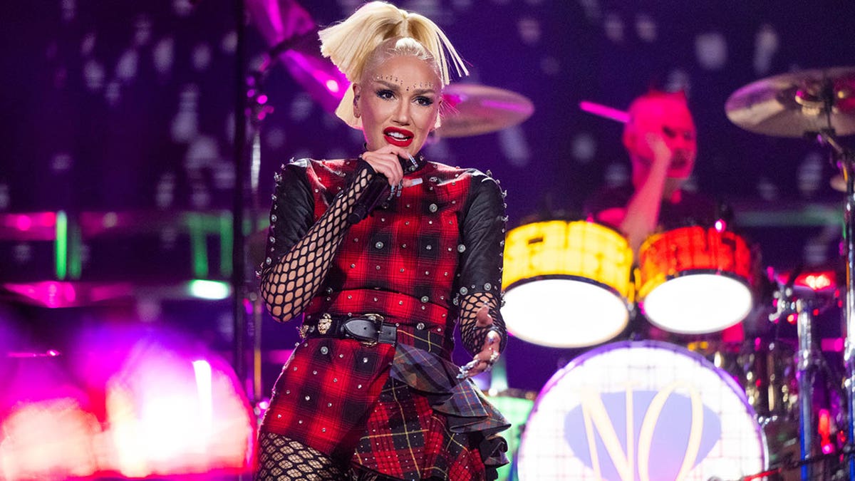 gwen stefani performing at coachella