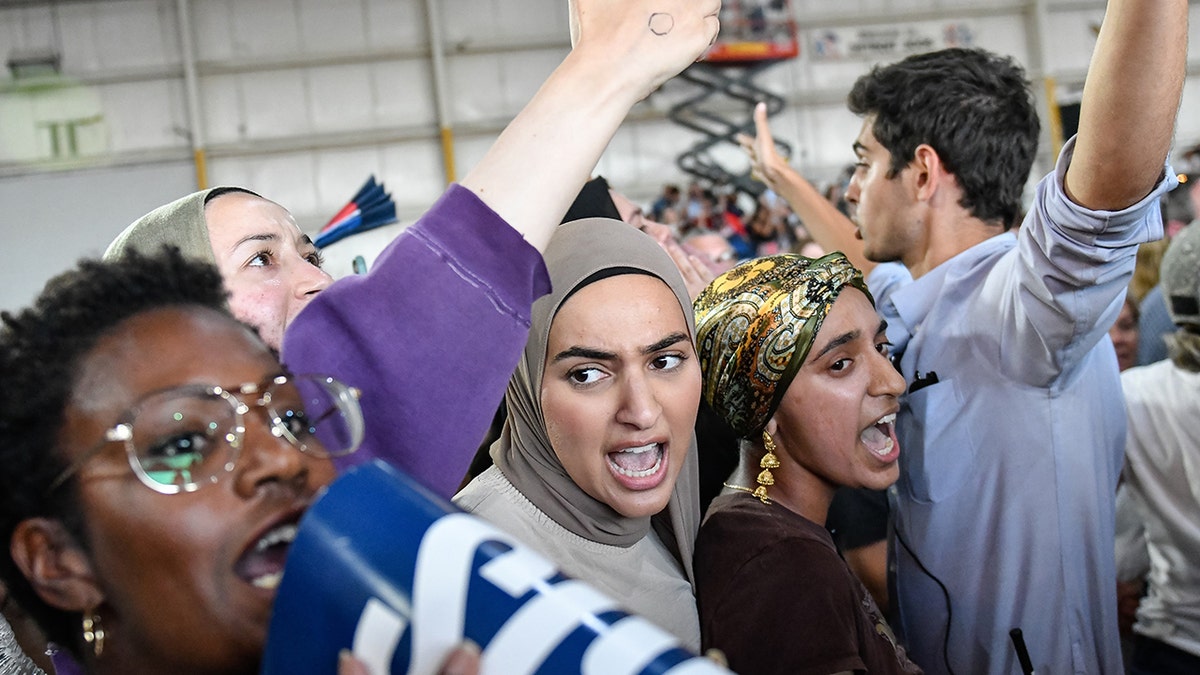 Manifestantes en el mitin de Harris en Detroit