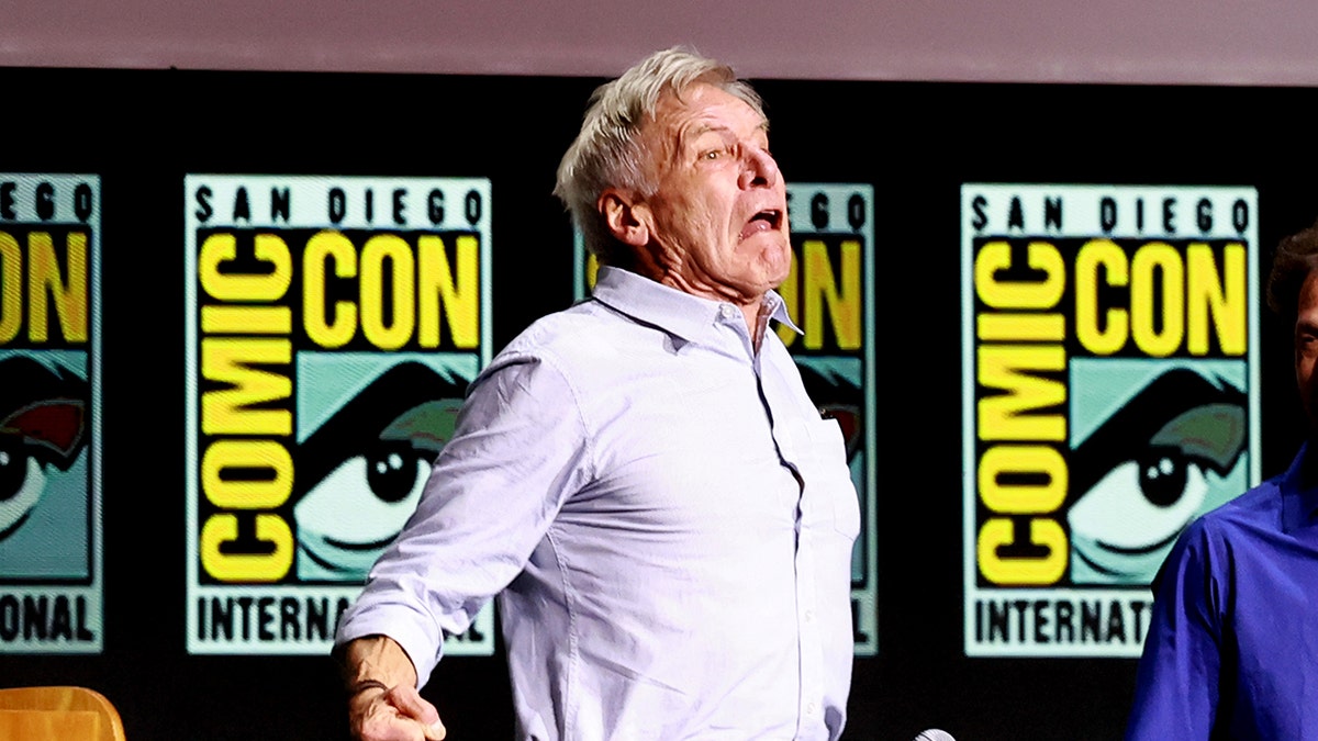 Harrison Ford imitando a Hulk Rojo