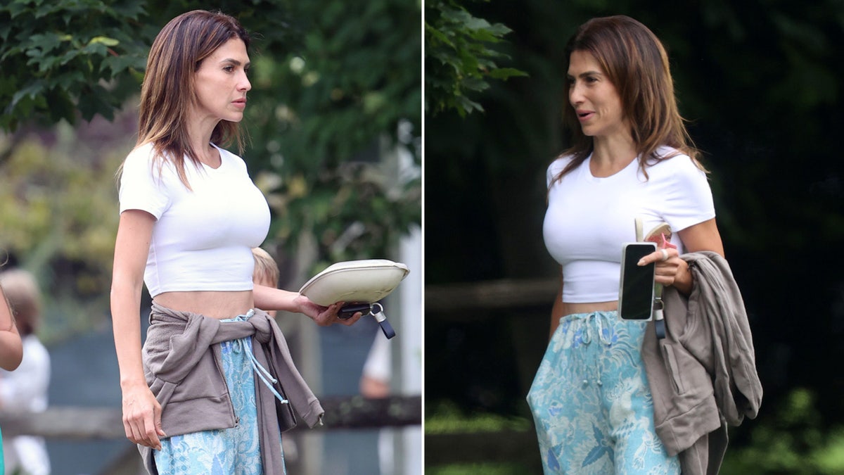 Yogui Hilaria Baldwin muestra sus abdominales con un crop top y pantalones.