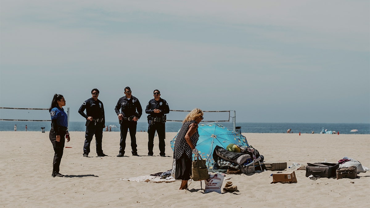 El Departamento de Policía de Los Ángeles supervisa el desmantelamiento de un campamento de personas sin hogar en el paseo marítimo de Venice Beach, en Venice, California, el 5 de agosto de 2024.