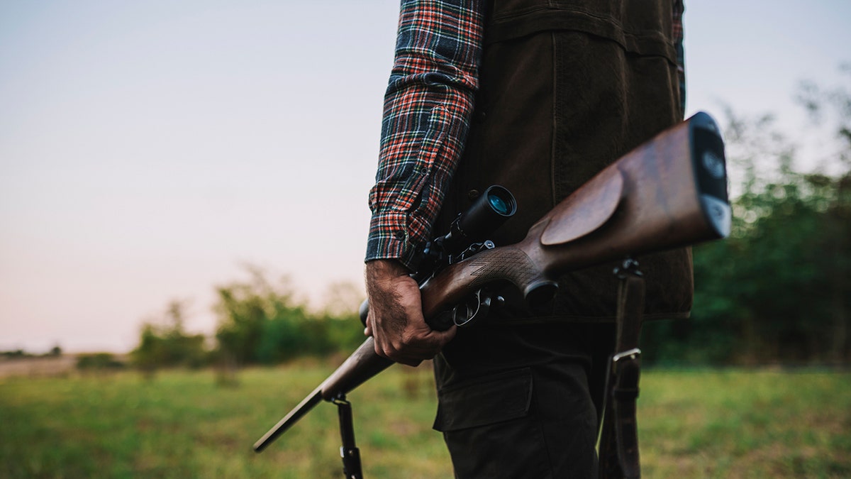 iStock cazador con rifle