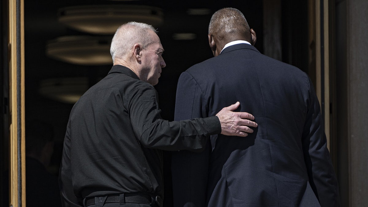 US Secretary of Defense Lloyd Austin (r.) welcomes Israeli Defense Minister Yoav Gallant