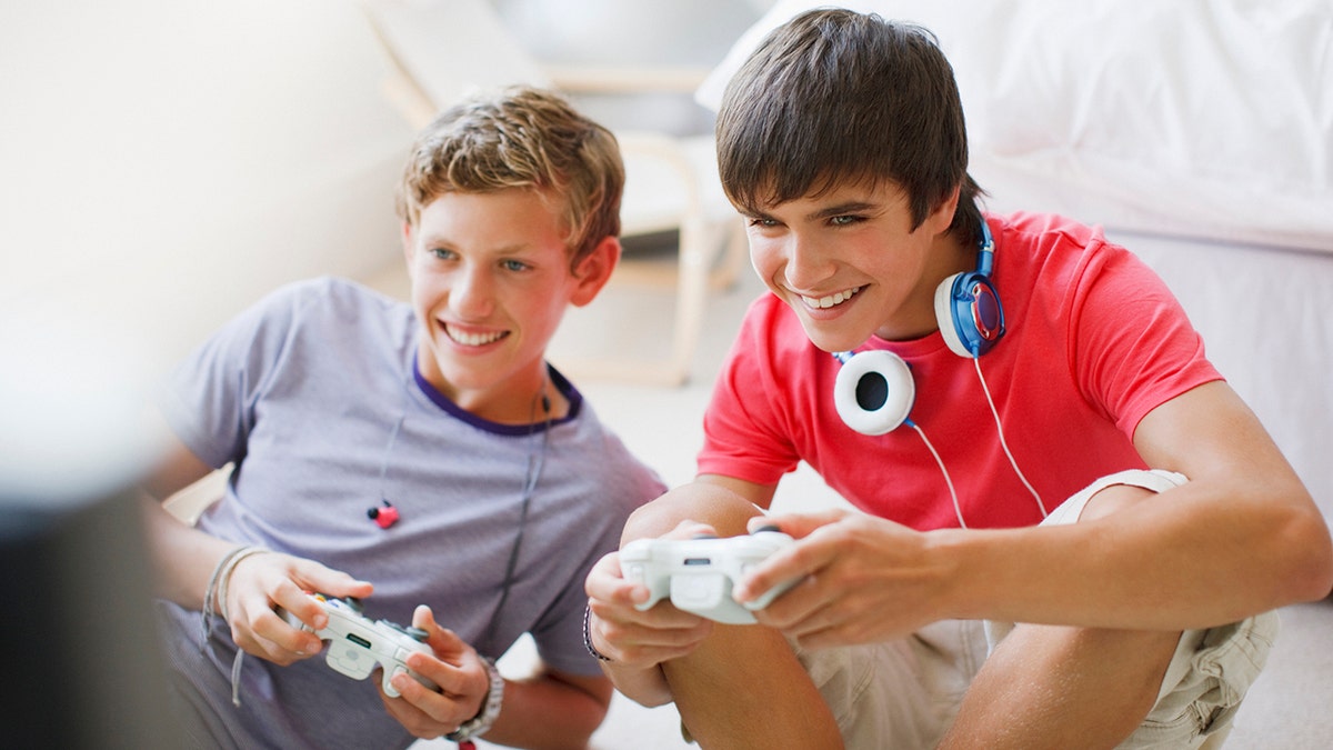 chicos adolescentes juegan a videojuegos