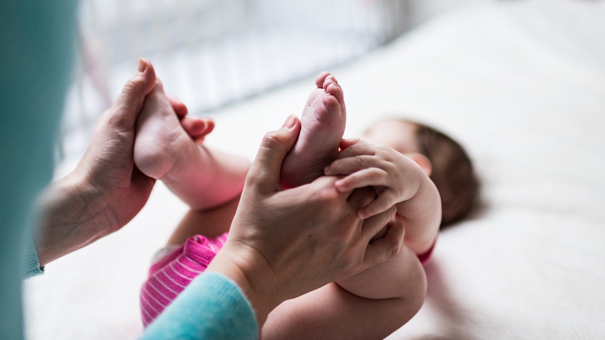 Pequeño bebé recibiendo cuidados quiroprácticos