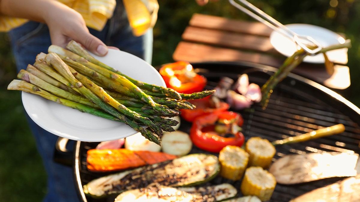 Una parrilla cargada de verduras.