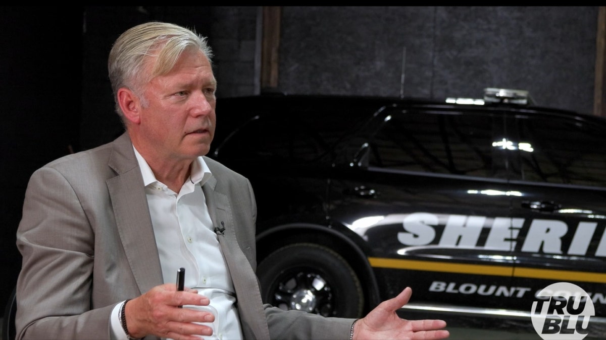 Chris Hansen speaks with Blount County Sheriff Mark Moon