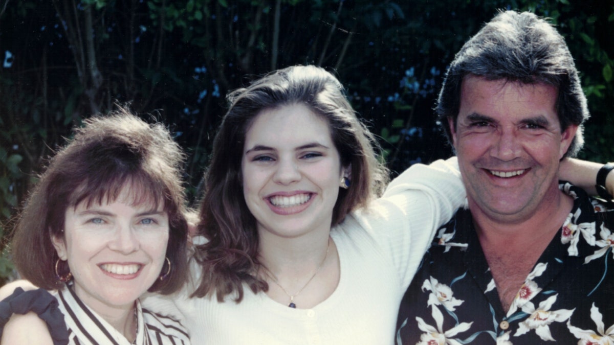 Edna Cowell Martin (à esquerda), sua filha e seu marido Don (à direita).