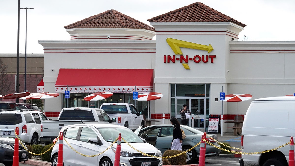 Uma vista externa de um In-N-Out Burger