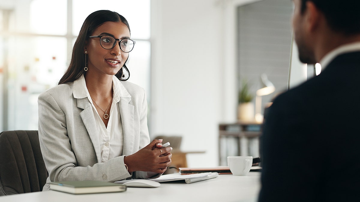 vestir profesionalmente para una entrevista de trabajo