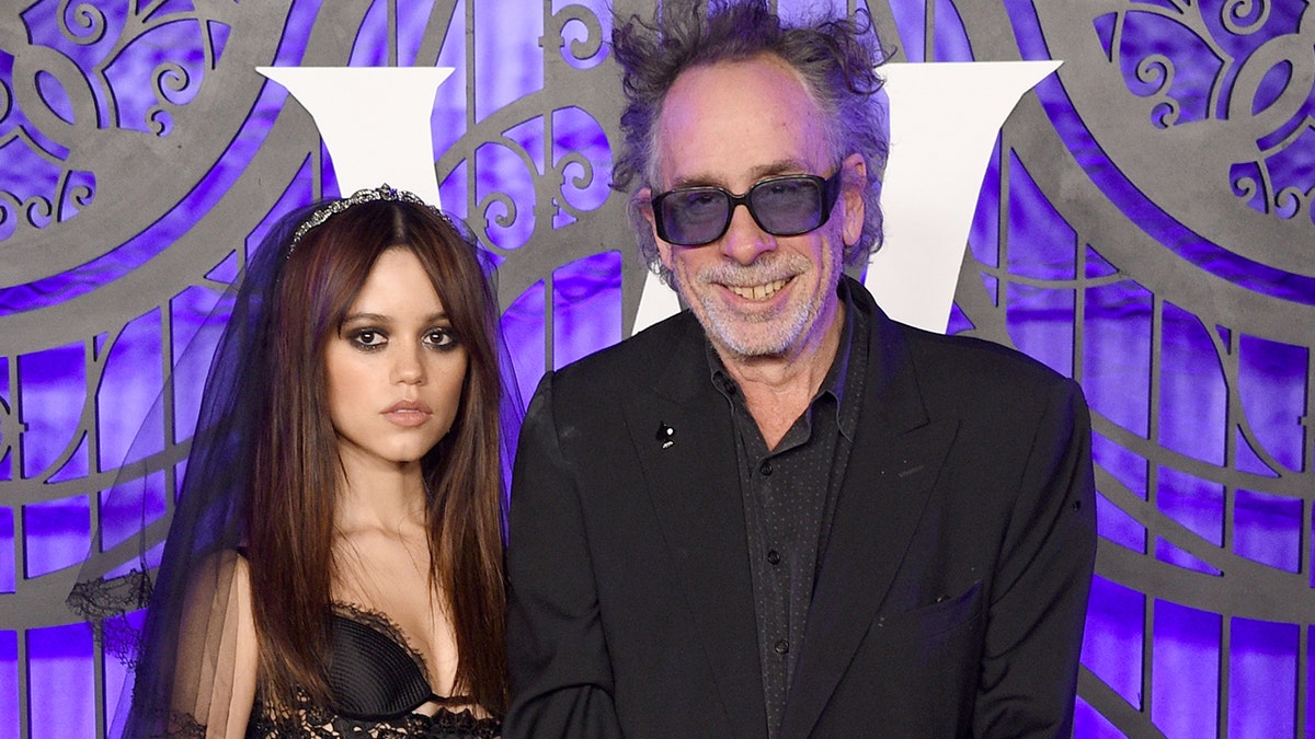 Jenna Ortega y Tim Burton en el estreno de "Miércoles"