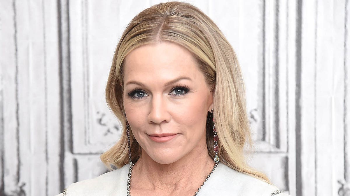 jennie garth sonriendo ligeramente mientras mira a la cámara