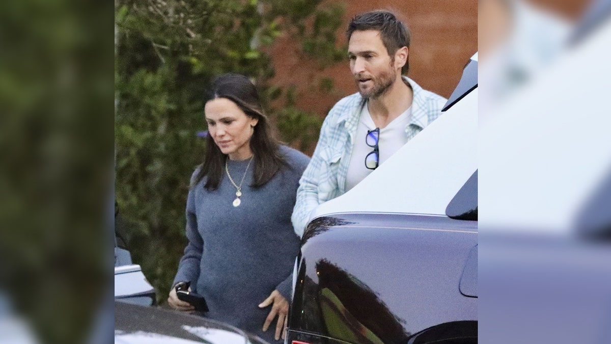 Actress Jennifer Garner wears a grey sweater on her date with John Miller in Malibu.