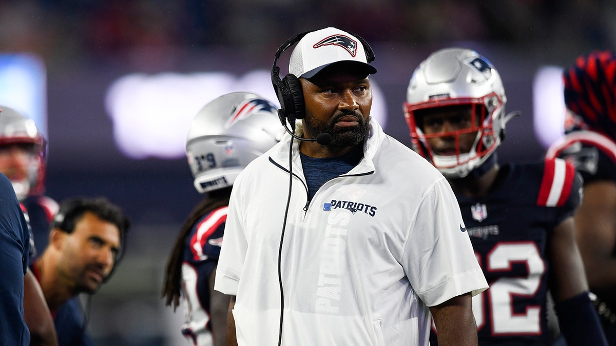 Jerod Mayo en la línea de banda