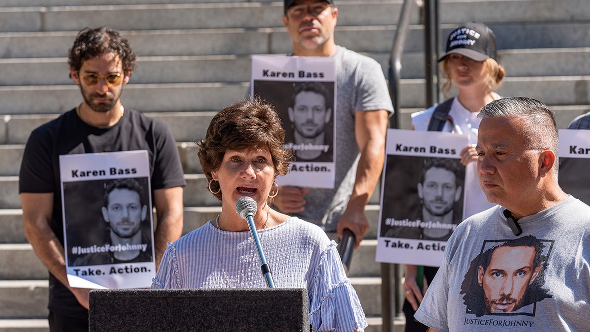 La madre de Johnny Wactor da una rueda de prensa