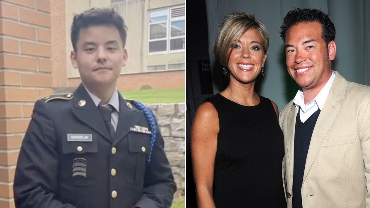 As estrelas de reality show Jon e Kate Gosselin com o filho Collin em uniforme da Marinha