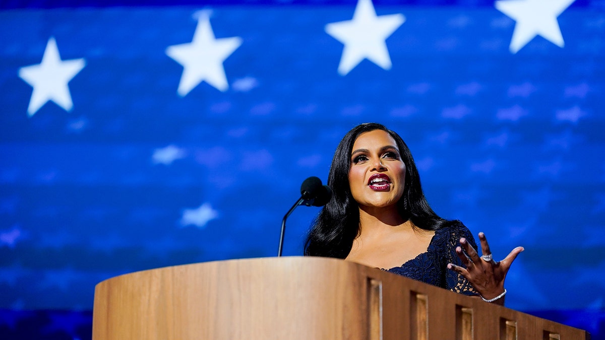 Mindy Kaling habla en el DNC