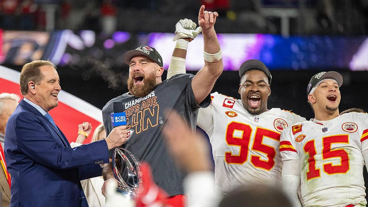 Travis Kelce, Chris Jones y Patrick Mahomes celebran tras ganar el Campeonato de la AFC