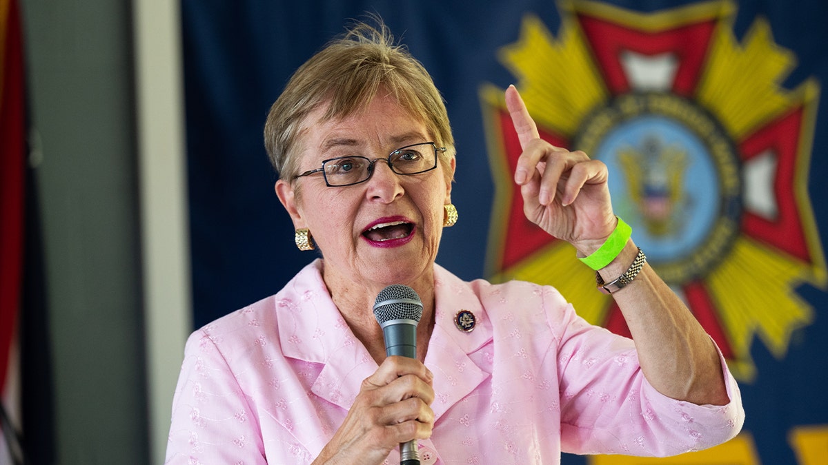 A deputada Marcy Kaptur, D-Ohio, fala no VFW Post 2529 Annual Corn Roast em Sandusky, Ohio