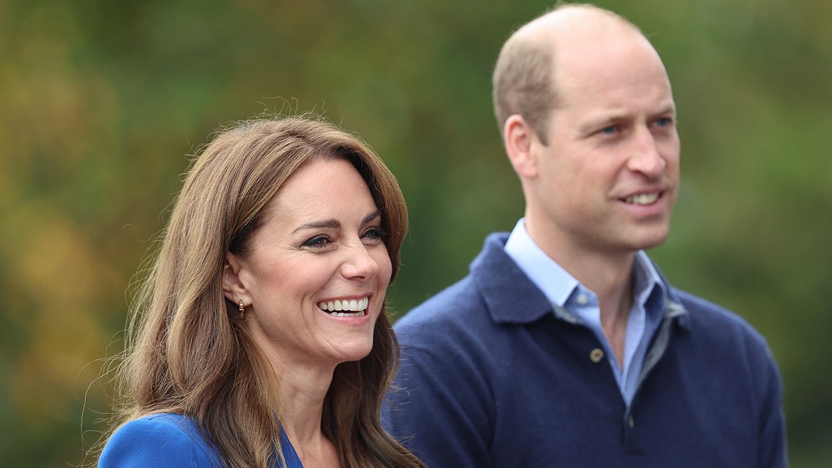 Prins William en Kate Middleton glimlachen.