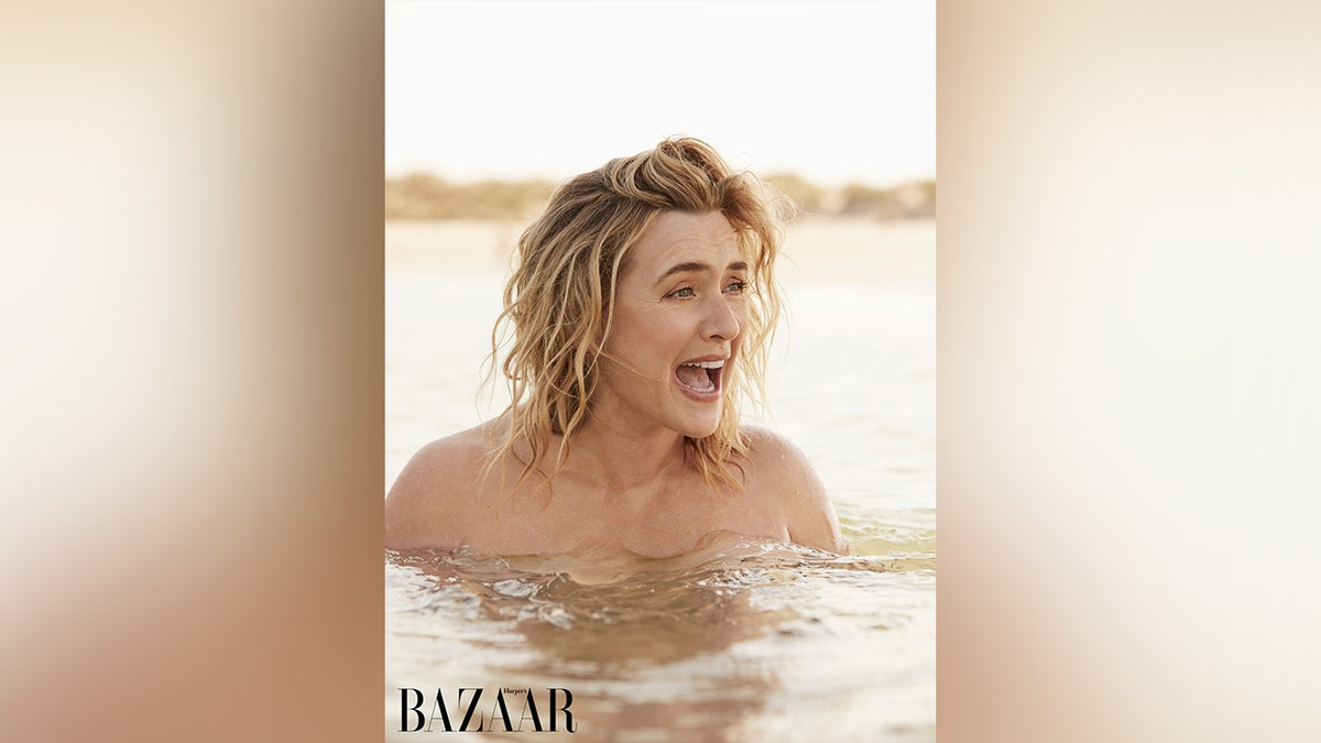 Kate Winslet riendo en un lago